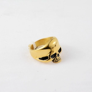 Macro-opname van een gouden schedelring in punkstijl met een fijn gepolijste afwerking