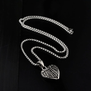 Collier en acier inoxydable avec pendentif cœur en forme d'ailes et chaîne box