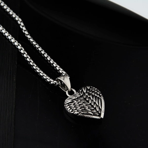 Pendentif cœur en acier titane hip hop avec détails de texture d'aile de plume ciselée