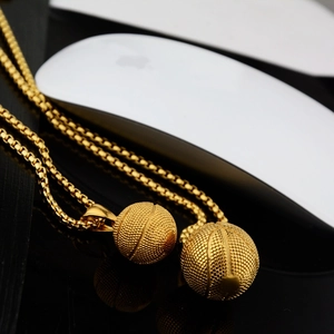 Detailansicht der goldenen Basketball-Halskette mit strukturierter Oberfläche und Boxkette