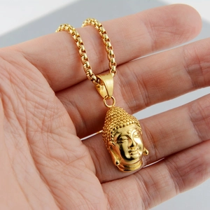Primer plano de un colgante de cabeza de Buda dorado en 3D con cadena tipo caja