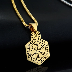 Collar con colgante de brújula vikinga Vegvisir dorada y runas sobre cuero negro