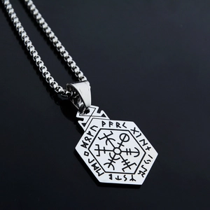 Primer plano del colgante de brújula vikinga Vegvisir con runas en cadena tipo box