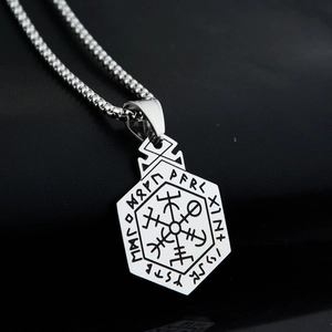 Collar vikingo brújula Vegvisir de acero inoxidable con colgante de runas nórdicas en plata