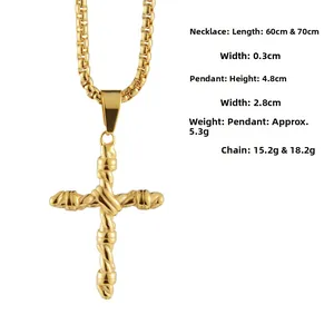 Détail du pendentif croix dorée torsadée avec chaîne gourmette en acier inoxydable