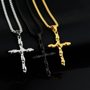 Détail de pendentifs croix tricolores avec textures en spirale et chaînes à billes