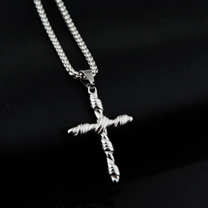 Collier unisexe en acier inoxydable avec pendentif croix torsadée argentée et chaîne carrée