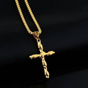 Collier avec pendentif croix spirale dorée unisexe avec chaîne à billes sur cuir noir