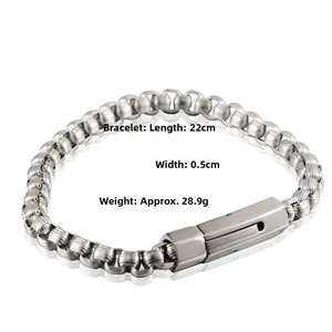 Détail macro du bracelet à maillons en acier titane avec dimensions 22cm long et 0,5cm large