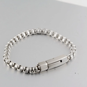 Bracelet pour homme en acier titane avec chaîne box polie et fermoir rectangulaire argenté