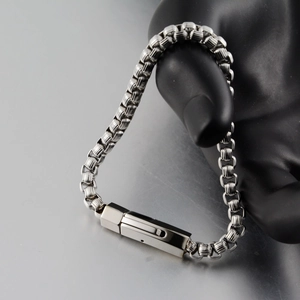 Bracelet pour homme en acier titane avec fermoir rectangulaire porté sur un modèle