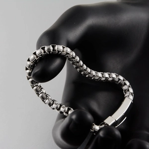 Bracelet pour homme en acier titane avec maille vénitienne et fermoir à poussoir