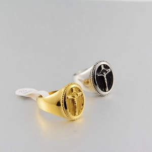 Bague Chevalière Croix Jésus en Acier Inoxydable Vintage Religieux Anneau Ovale Bosselé Hip Hop Punk Hommes Bijoux