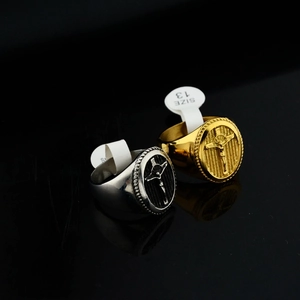 Bague chevalière en acier titane avec croix pour homme en finitions or et argent