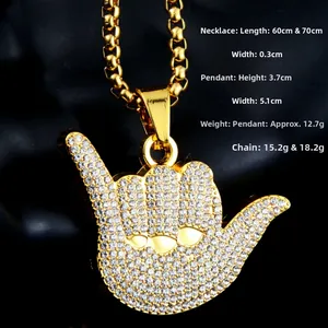 Dettaglio del ciondolo hip hop 666 con strass e indicazione delle dimensioni e misure