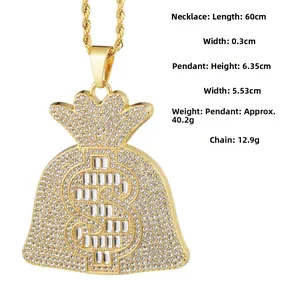 Détail du pendentif sac d'argent hip hop avec zircons blancs incrustés et chaîne torsadée