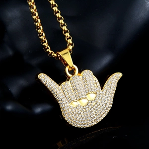 Collana con ciondolo gesto 666 hip hop dorata con intarsio di cristalli scintillanti
