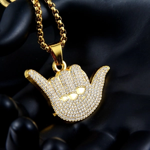 Collana con ciondolo gesto 666 hip hop placcata in oro e strass luccicanti