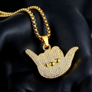 Collana con ciondolo mano Shaka 666 dorata con zirconi bianchi brillanti stile hip hop