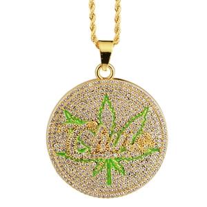 Pendentif Hip Hop doré avec feuille verte, texte Cure et cristaux brillants sertis