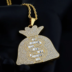 Détail du pendentif sac d'argent hip hop avec pierres baguette et chaîne corde dorée