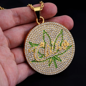 Détail d'un pendentif hip hop doré avec texte CHILL et feuille verte sur chaîne