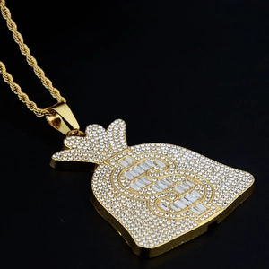 Vue latérale macro du pendentif sac d'argent hip-hop avec strass et symbole $