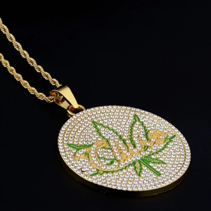 Vue macro d'un pendentif hip-hop doré orné de pavés de cristaux et motif de feuille