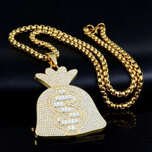 Détail macro du pendentif sac d'argent hip hop doré avec des strass étincelants