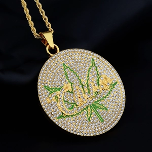 Détails du pendentif rond doré glacé avec motif de feuille CURE et strass brillants