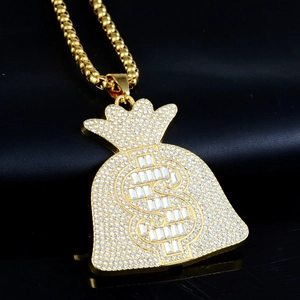 Détail d'un pendentif sac d'argent hip-hop doré avec signe dollar et strass brillants