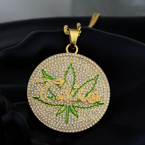 Collier hip hop avec pendentif rond doré, motif feuille verte et cristaux brillants