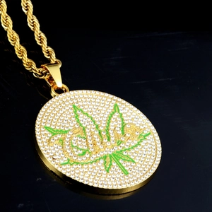 Gros plan d'un collier hip-hop plaqué or avec pendentif feuille de cannabis givré