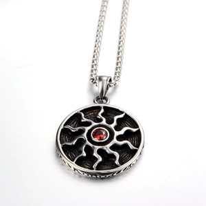 Pendentif soleil vintage avec pierre rouge incrustée et chaîne en acier poli