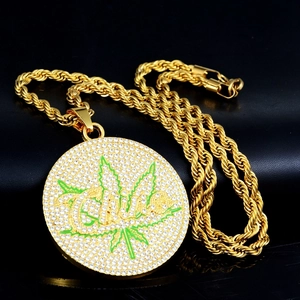 Détail macro de la chaîne torsadée dorée hip-hop et du pendentif cercle pavé