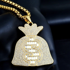 Vue détaillée du pendentif sac d'argent hip hop avec cristaux et signe dollar doré