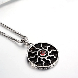 Collier Pendentif Soleil en Acier Titane Vintage pour Unisexe Hip Hop Strass Rouge Médaillon Cercle Collier Chaîne à Billes Bijoux