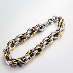 Makroaufnahme der ineinandergreifenden Gliederkette aus Titanstahl in Silber und Gold