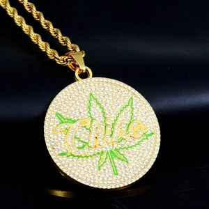Vue macro de la chaîne torsadée dorée et du pendentif feuille de cannabis Cali en diamants