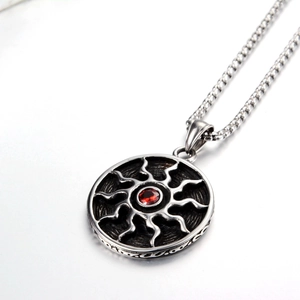 Collier hip hop avec pendentif soleil en acier titane et zircon rouge fini argent