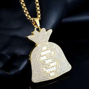Macro d'un pendentif sac d'argent hip-hop doré avec signe dollar et cristaux sertis