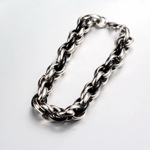 Industrielles Gliederkettenarmband aus silbernem Edelstahl und schwarzen Gliedern