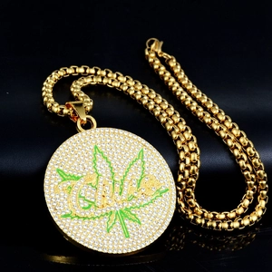 Détail du collier hip hop doré avec feuille verte, texte Cookie et cristaux brillants