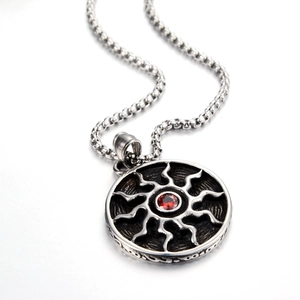 Collier pendentif soleil hip hop en acier titane avec gemme rouge et chaîne carrée argent