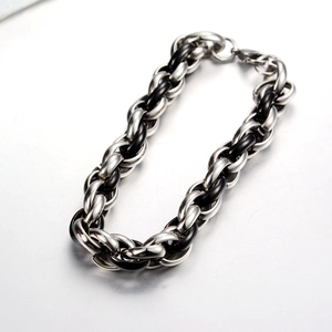 Gliederkette im Industriestil mit silbernen Metallringen und schwarzen Harzelementen