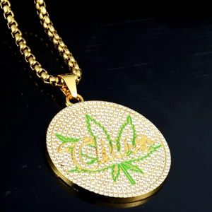Vue macro du pendentif hip-hop doré avec motif feuille verte et cristaux brillants