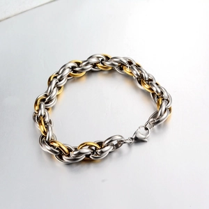 Nahaufnahme von zweifarbigem Gold- und Silber-Kettenarmband mit Karabinerverschluss