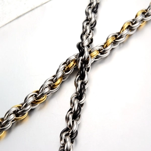 Poliertes Titaniumstahl-Twist-Kettenarmband in zweifarbigem Gold- und Silber-Finish