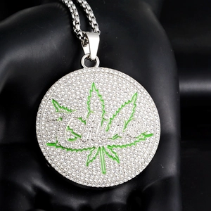 Collier hip-hop avec pendentif rond serti de strass et motif de feuille verte en argent