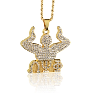 Collana con Ciondolo Uomo Muscoloso Hip Hop in Lega Dorata con Strass Iced Out Bodybuilder Mani Alzate Lettere Greche Gioielli